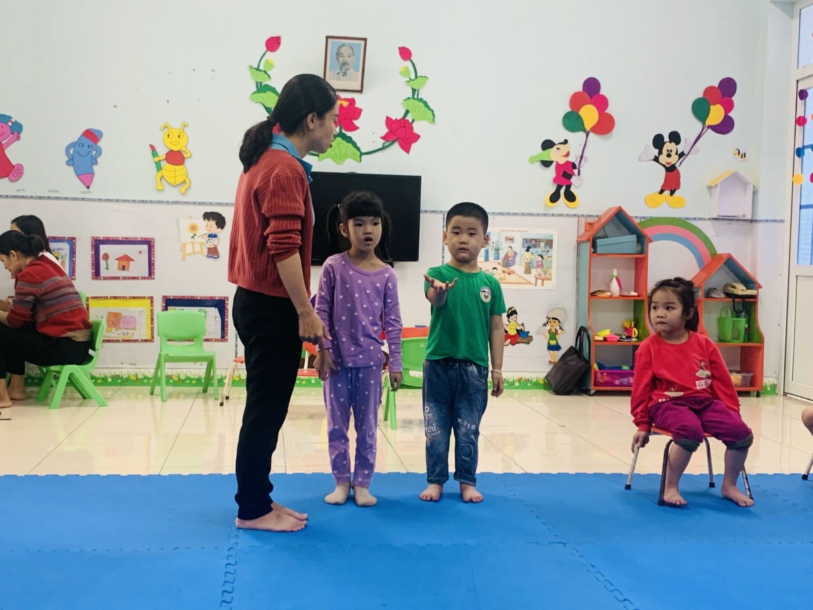 Lời nói lưu loát  Luyện luôn lúc này"   MC Nhí: Thuyết trình gia đình thân yêu.  Trường mầm non Nắng Hồng. Các em học sinh được tập luyện Thuyết trình giới thiệu về bố mẹ của mình, bố mẹ ở nhà tập luyện và hướng dẫn các con theo mẫu này bố mẹ nha. - Xin chào tất cả các bạn. Mình tên là............. - Mình yêu bố mẹ của mình rất nhiều. Mình sẽ giới thiệu về bố (mẹ) mình cho các bạn biết nhé! - Bố (mẹ) mình tên là............................ - Bố (mẹ) mình......................................tuổi - Bố (mẹ) mình có sở thích................... - Bố (mẹ) mình rất yêu thương mình. - Mình muốn nói với bố mẹ của mình rằng "Con cảm ơn bố mẹ. Con yêu bố mẹ rất nhiều".  Trung tâm phát triển tài năng Superkids Việt Nam liên tục tuyển sinh Dành cho học sinh từ 3-18 tuổi. #Lớp_MC_nhí. #lớp_KNS_Đánh_thức_tiềm_năng. #Tổ_chức_tour_Du_lịch_trải_nghiệm #Giảng_dạy_chuyên_đề_Kỹ_năng_sống_tại_nhà_trường.  Ngõ 445 Đường Hòa Bình, Phường Phương Lâm, TP Hòa Bình, Tỉnh Hòa Bình.  Website: www.superkids.net.vn Liên hệ: E Thùy 0837785666